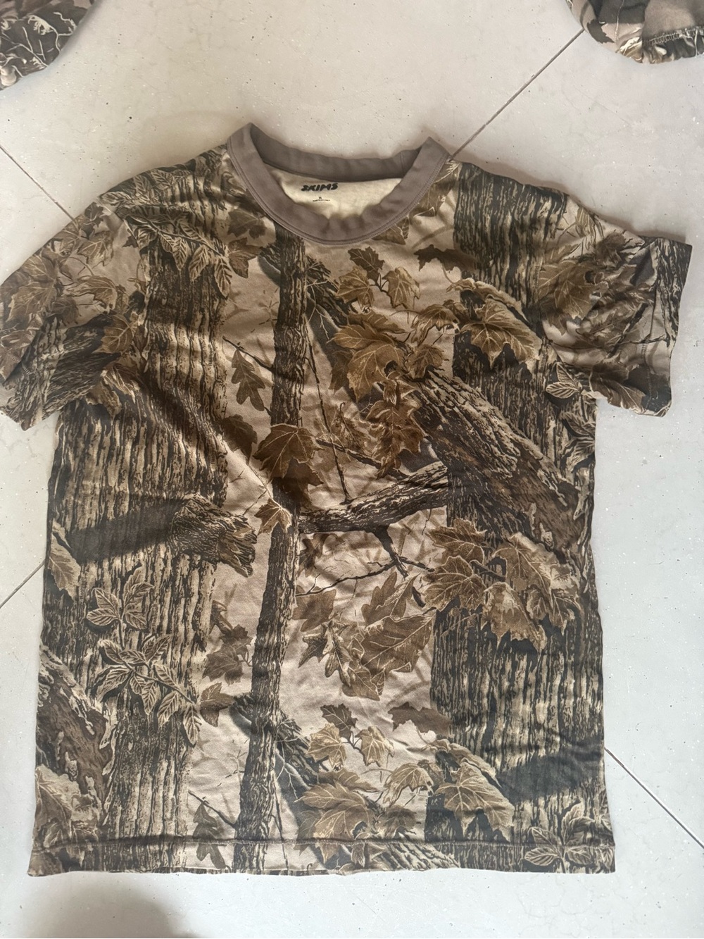 SKIMS Realtree Camo Short Sleeve Camouflage Print Tee in Brown and Tan